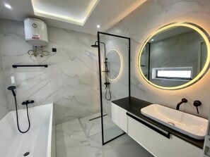 Chuveiro, secador de cabelo, bidê, toalhas de banho