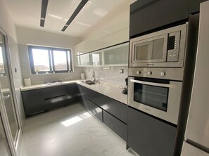 Fridge, microwave, oven, stovetop - Entire Condo with Pool, 3bedrooms, 4.5baths, 5beds, Terrace and Gym in Almadies (Dakar)