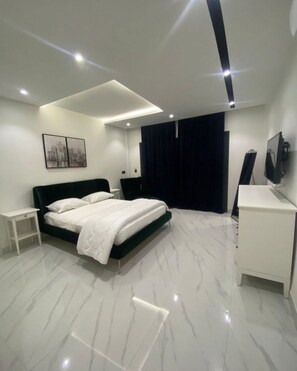 3 quartos, escrivaninha, ferros/tábuas de passar roupa