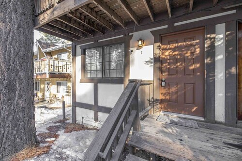 Chic Modern Getaway - Close to Downtown - Lake