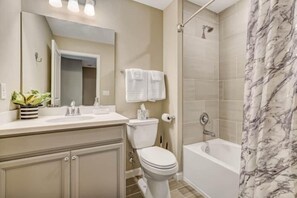 Bathtub, hair dryer, towels, toilet paper - 3BR/2.5BA Home - 2 Queen+2 Single Bds - North Jax (Jacksonville)
