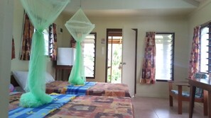 Habitación doble económica, vista parcial al océano | Ropa de cama 
