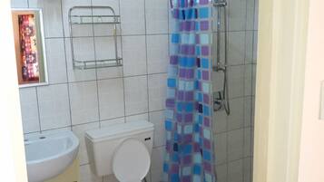 Phòng đôi Economy, quang cảnh một góc biển | Phòng tắm | Buồng tắm vòi sen, khăn tắm, xà phòng, giấy vệ sinh