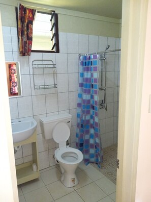 Quarto casal econômico, vista parcial para o oceano | Banheiro | Chuveiro, toalhas de banho, sabonete, papel higiênico