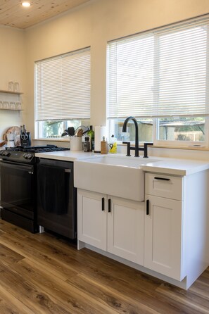 Fridge, microwave, oven, dining tables - Country Chic Tiny Home in Haleiwa (Haleiwa)