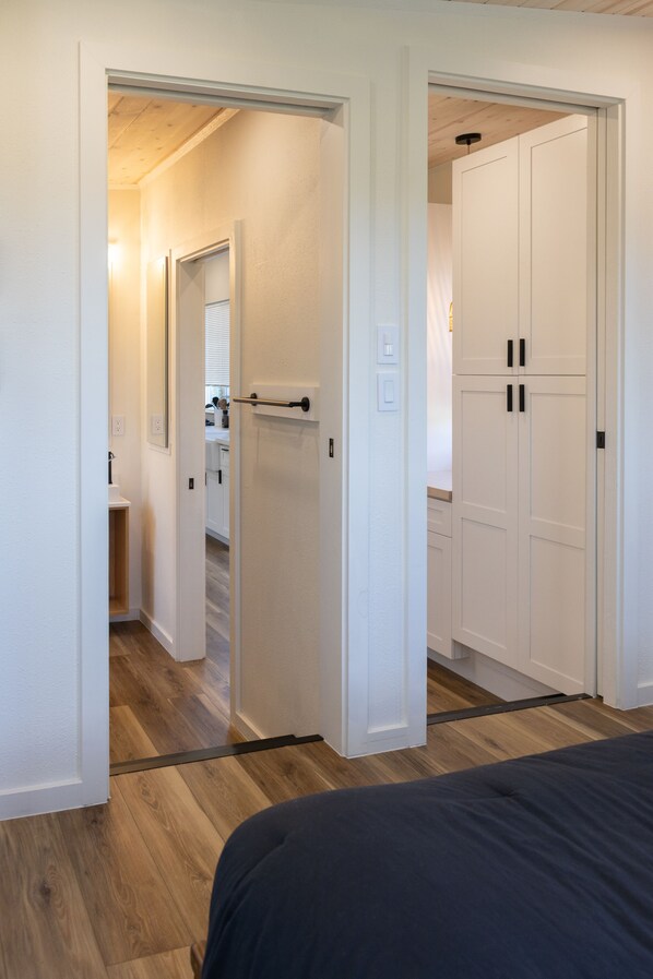 2 bedrooms, travel cot, WiFi, bed sheets - Country Chic Tiny Home in Haleiwa (Haleiwa)