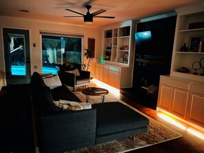 Smart TV, libros y oficina 