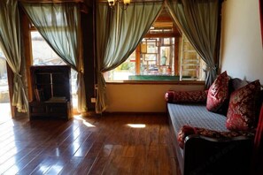 Living area - Old Yard Inn (Shangri-La)