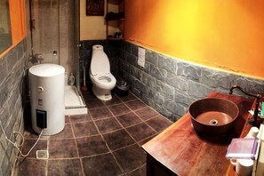 Bathroom - Old Yard Inn (Shangri-La)