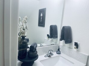 Séchoir à cheveux, serviettes fournies, savon, shampooing