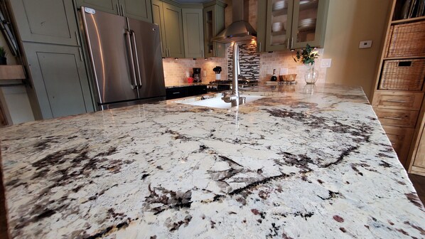 Kjøleskap, mikrobølgeovn, ovn og kaffetrakter/tekoker