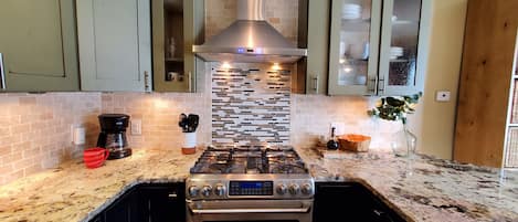 Full-size fridge, microwave, oven, coffee/tea maker