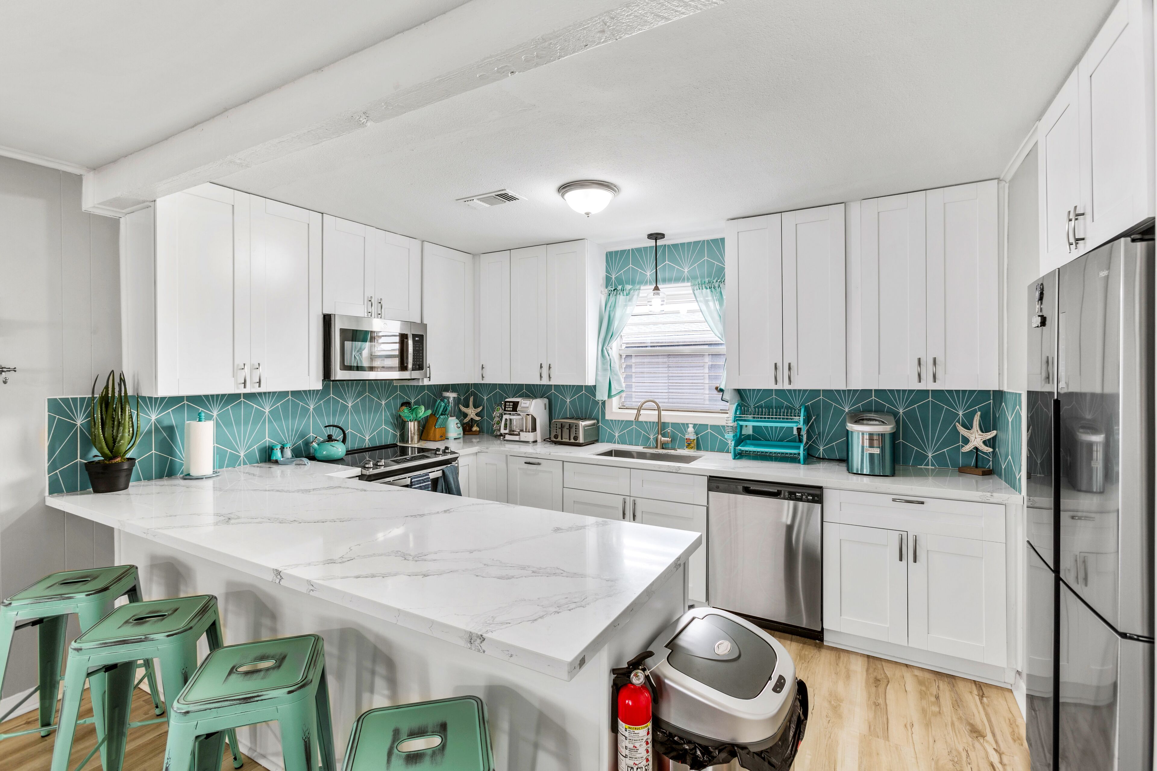 Blue Haven - Cozy Bungalow right on the Canal!