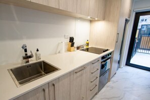 Fridge, microwave, oven, stovetop - A Touch of Luxury in CHCH CBD (Christchurch)