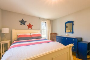 2 bedrooms, iron/ironing board, free WiFi - Nature Lover's Pondside Getaway (Mashpee)