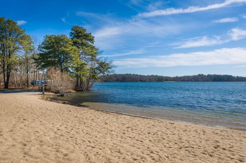 Nature Lover's Pondside Getaway