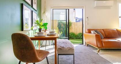 2-Bed Oasis with a King Bed and Green Accents