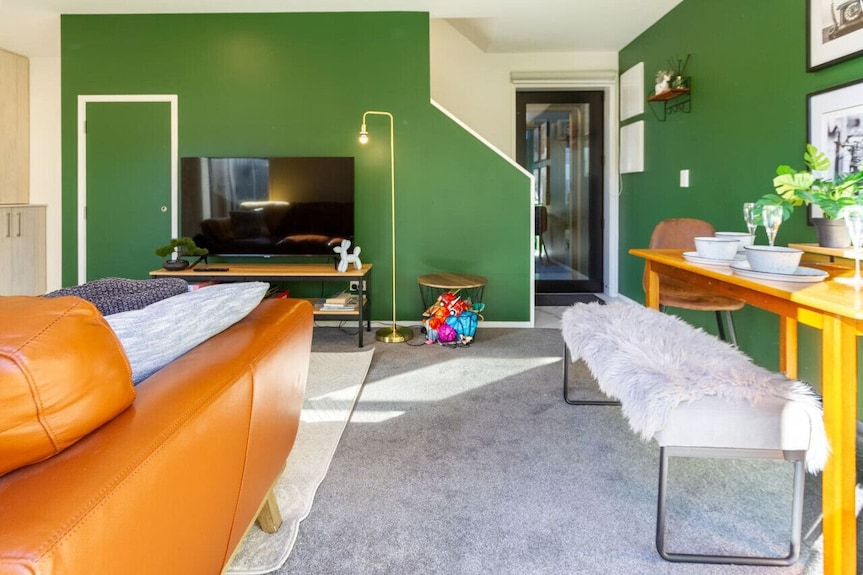 2-bed Oasis With A King Bed And Green Accents - Christchurch