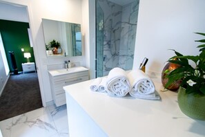 ヘアドライヤー、タオル