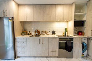 冰箱、微波炉、烤箱、炉灶