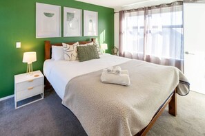 2 室のベッドルーム、アイロン / アイロン台、WiFi (無料)、ベッドシーツ