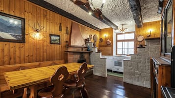 KĂŒhlschrank, Ofen, Herdplatte, Wasserkocher mit Kaffee-/Teezubehör