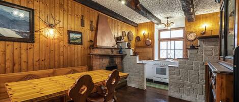 Réfrigérateur, four, plaque de cuisson, cafetière/bouilloire