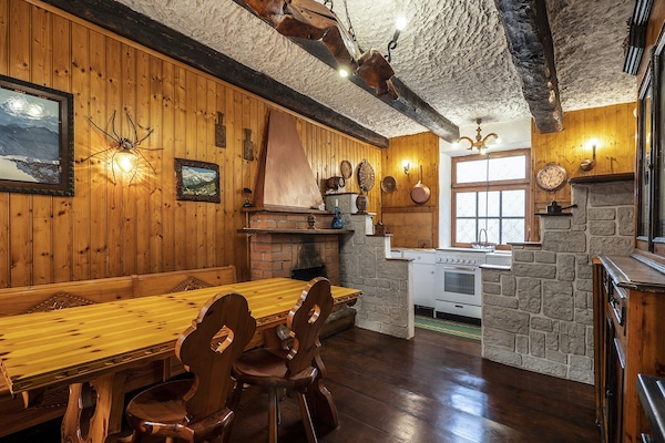 Kjøleskap, ovn, kokeplater og kaffetrakter/tekoker