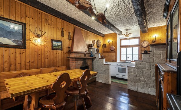 Refrigerador, horno, parrilla de estufa y cafetera y tetera 