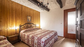 1 habitación, tabla de planchar con plancha, wifi gratis y ropa de cama