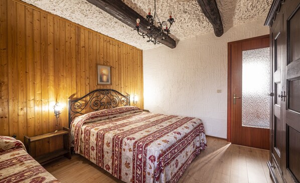 1 chambre, fer et planche à repasser, accès au Wi-Fi (inclus)