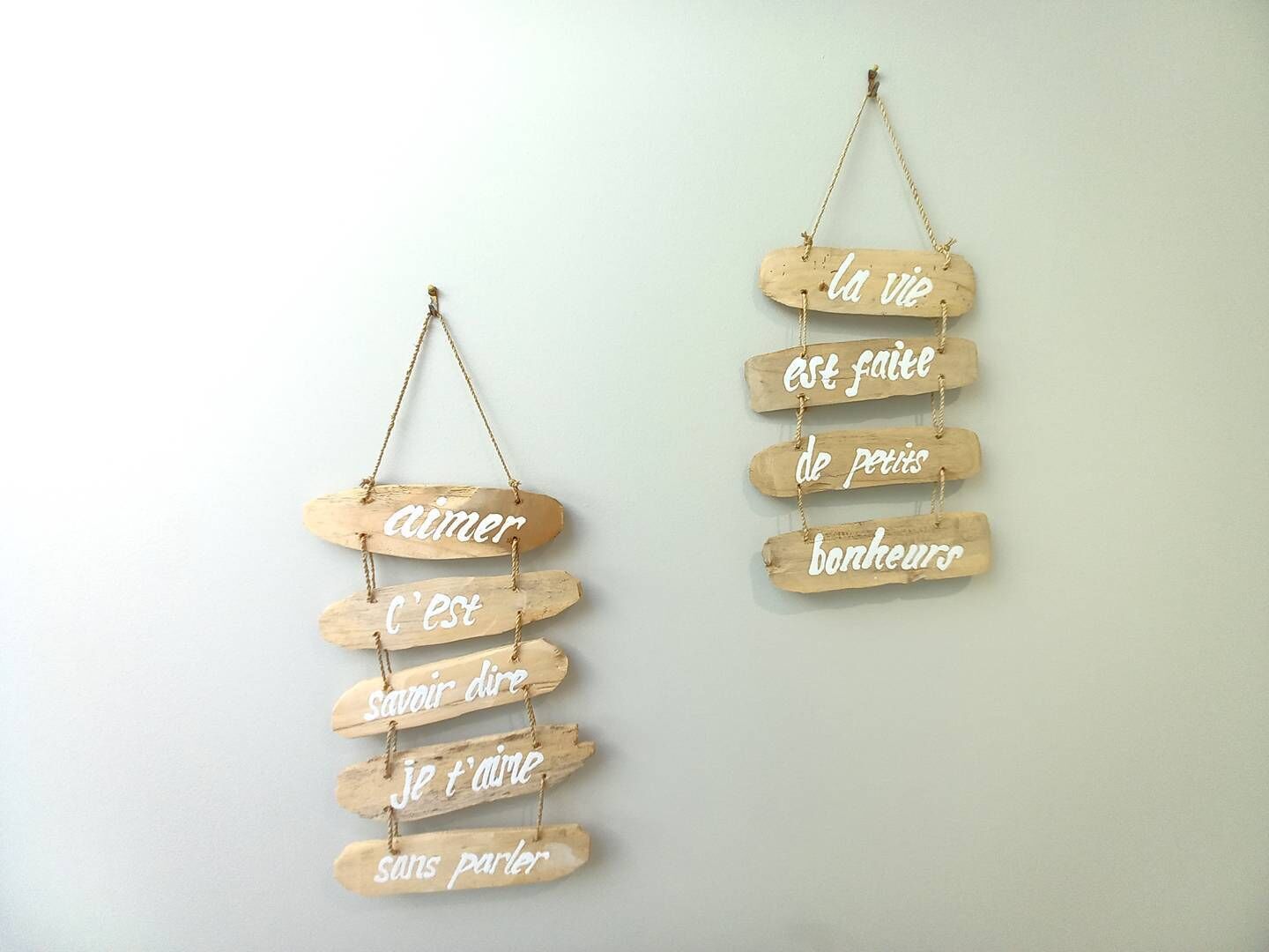 Dos letreros de madera con frases en francés.