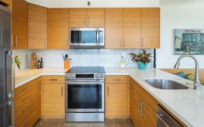 Refrigerador, microondas, horno y parrilla de estufa 