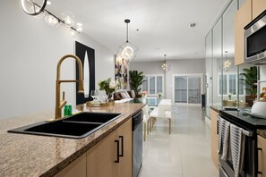 Frigorifero, microonde, forno, piano cottura