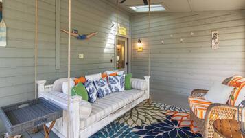 Télévision, lecteur de DVD, livres