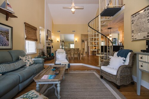 907 Shelter Cove-Beautiful Dog Friendly Cottage on Lagoon; Gated Community; Screened Porch