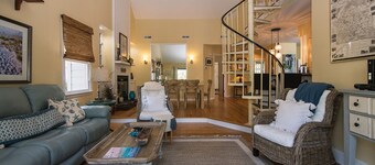 907 Shelter Cove-Beautiful Dog Friendly Cottage on Lagoon; Gated Community; Screened Porch