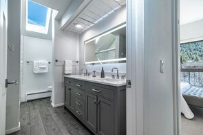 Hair dryer - Cozy 3BD/2BA Mt. Condo Overlooking Eagle River (Avon)