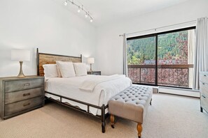 3 bedrooms, desk, travel cot, WiFi