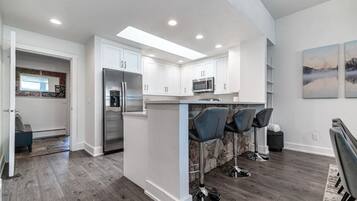 Køleskab, mikrobølgeovn, ovn, kogeplade