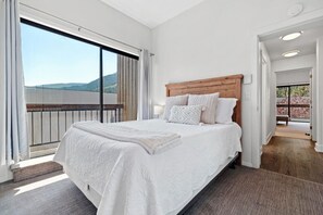 3 bedrooms, desk, travel crib, WiFi