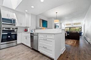 Fridge, microwave, oven, stovetop - Cozy 3BD/2BA Mt. Condo Overlooking Eagle River (Avon)