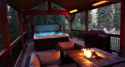 Mountain Retreat with Amazing Hot Tub and Outdoor Patio Area!