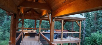 Mountain Retreat with Amazing Hot Tub and Outdoor Patio Area!