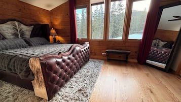 4 bedrooms, desk, travel crib, WiFi