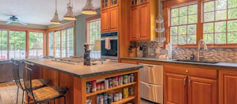 Goshorn House & Studio - Large pool - Within walking distance to downtown Douglas