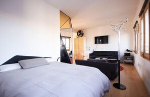 2 makuuhuonetta, työpöytä, silitysrauta/-lauta, vauvan matkasänky