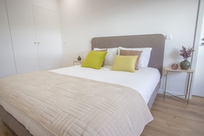 3 chambres, bureau, fer et planche à repasser, lit de bébé portatif