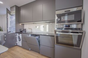 Frigorífico, microondas, horno y placa de cocina