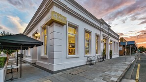 Un edificio blanco con un letrero que dice 'aloha' y 'alojamiento'.